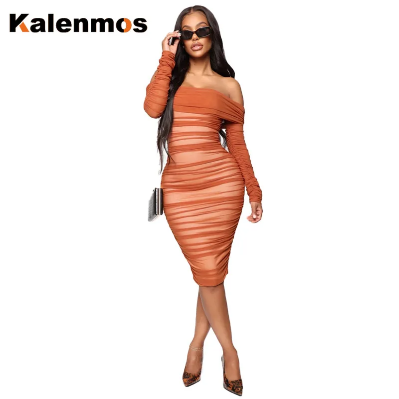 

Женское длинное вечервечерние платье, с открытыми плечами, со складками