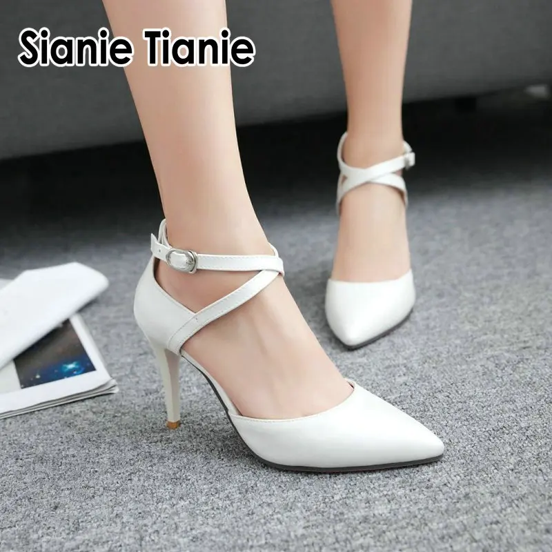 

Sianie Tianie/2020; Сезон лето-весна; Цвет белый, черный; Босоножки с острым носком; Пикантные женские туфли на высоком каблуке с перекрестными ремеш...