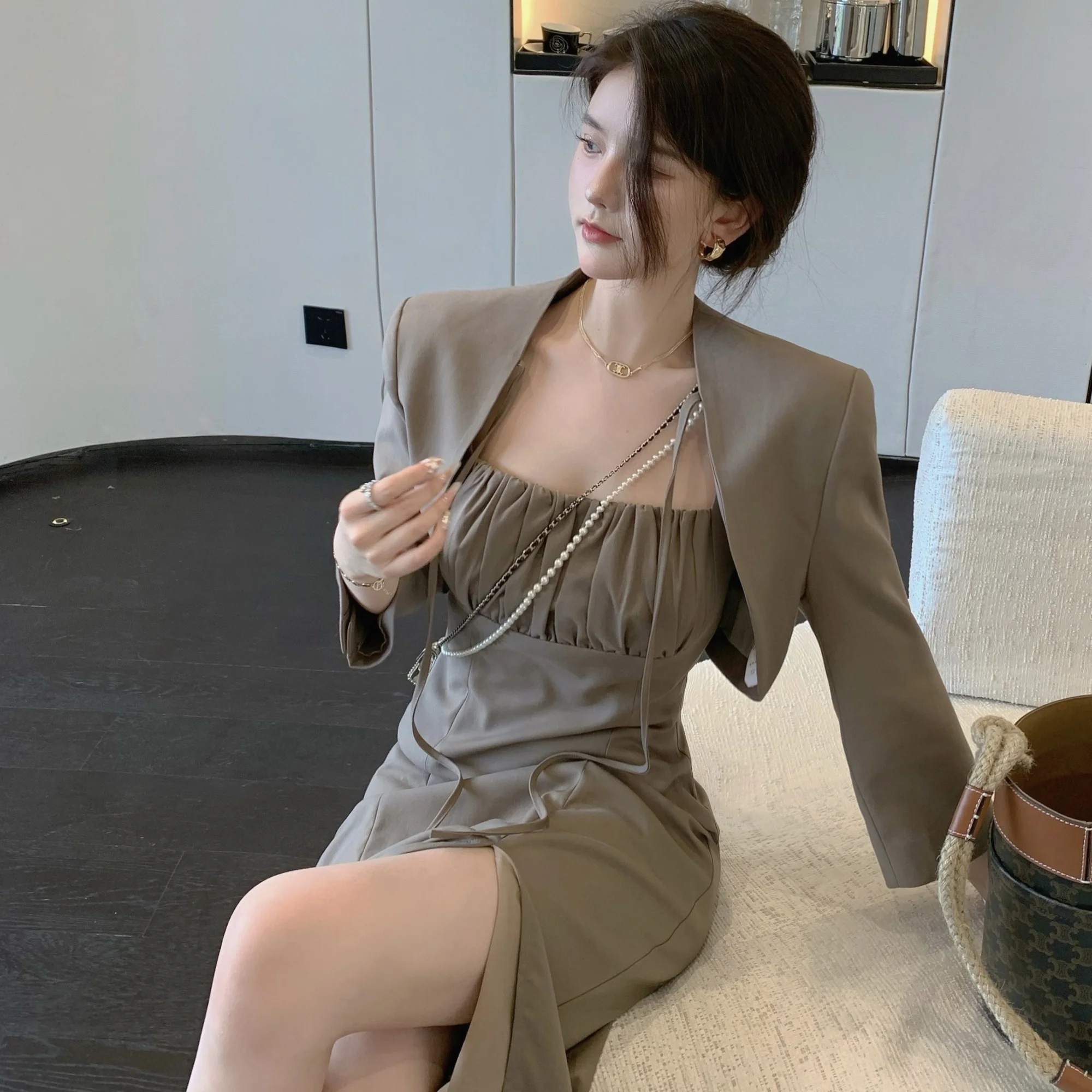 

Женское приталенное платье на бретельках, с разрезом, во французском стиле