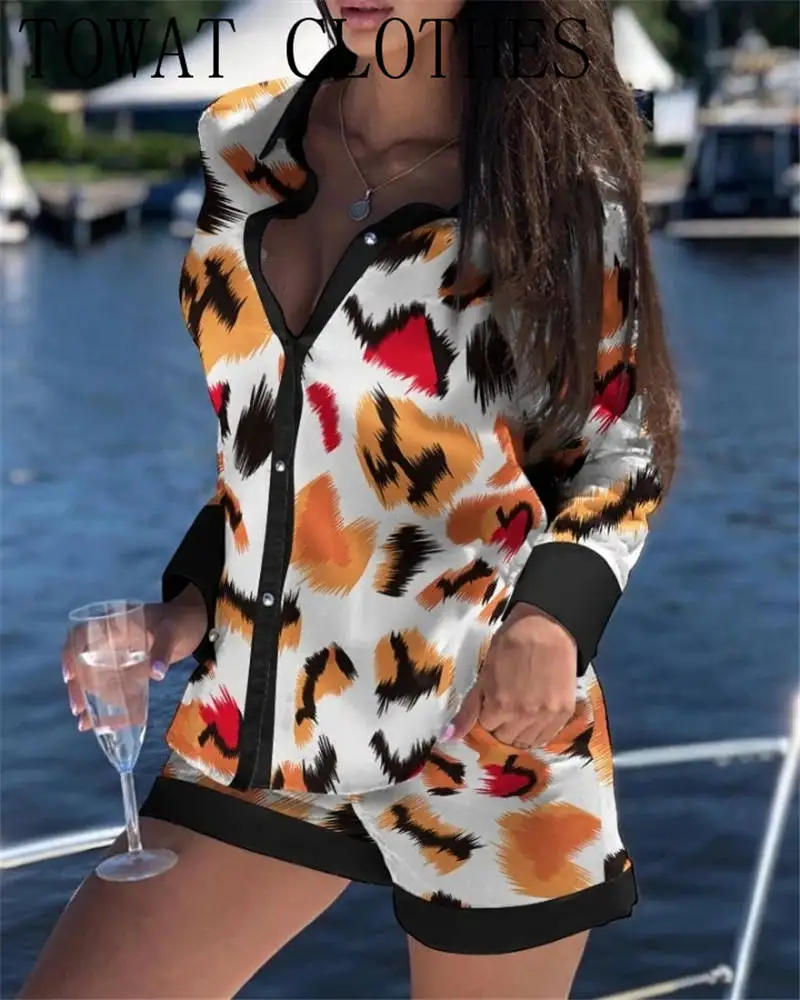 

Leopard Animal Print Long Sleeve Buttoned Top & Pocket Design Shorts Set Summer Suit For Women 2021 2PCS