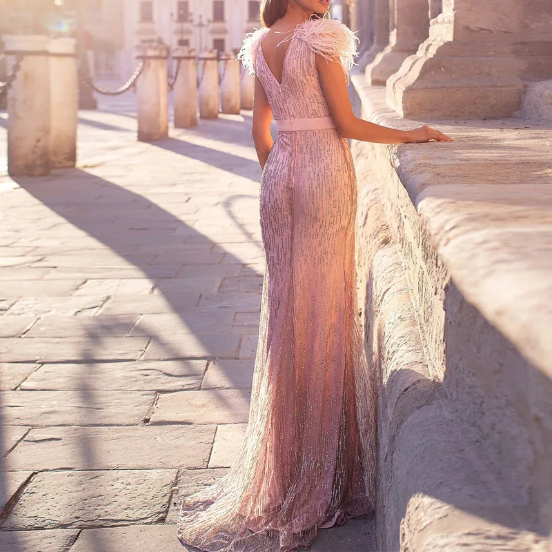 Женское вечернее платье с перьями длинное блестящее глубоким V-образным вырезом