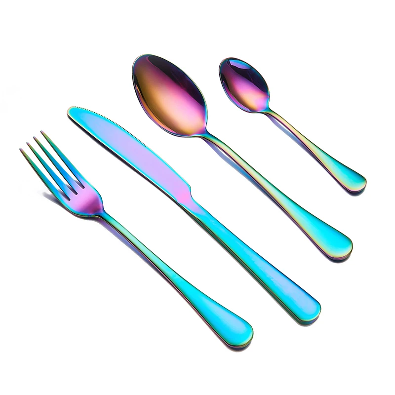 Набор столовых приборов золотистого цвета: золотистый столовые приборы ножи