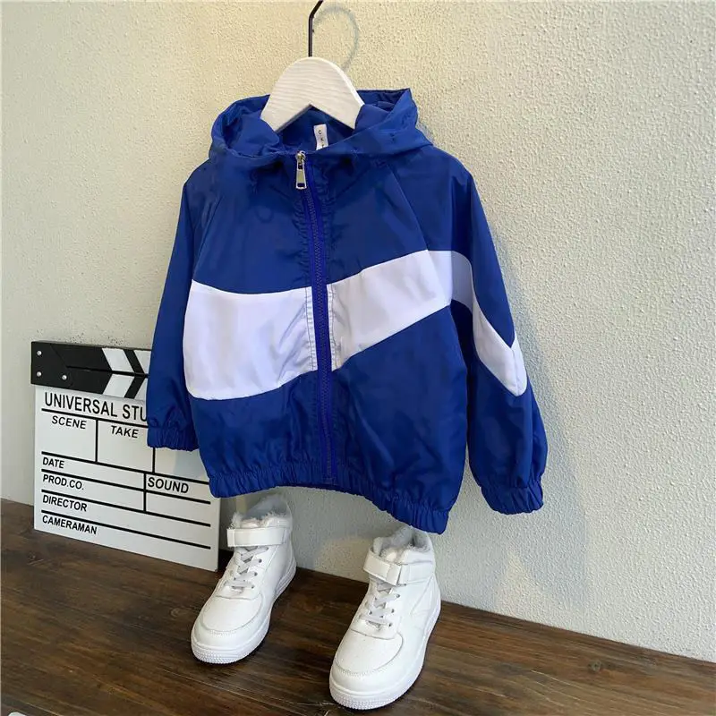 Осенние куртки плащ для маленьких мальчиков 2021 новая весенняя верхняя одежда с