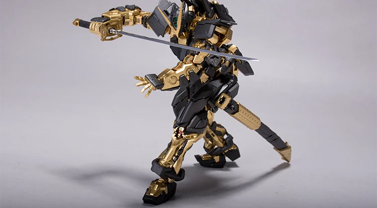 BANDAI RG 1/144 MBF-P02 Gundam с пути 13,5 см 2 шт Перекраска листового металла Черное золото алмазная игрушка Фигурки Рождественский подарок