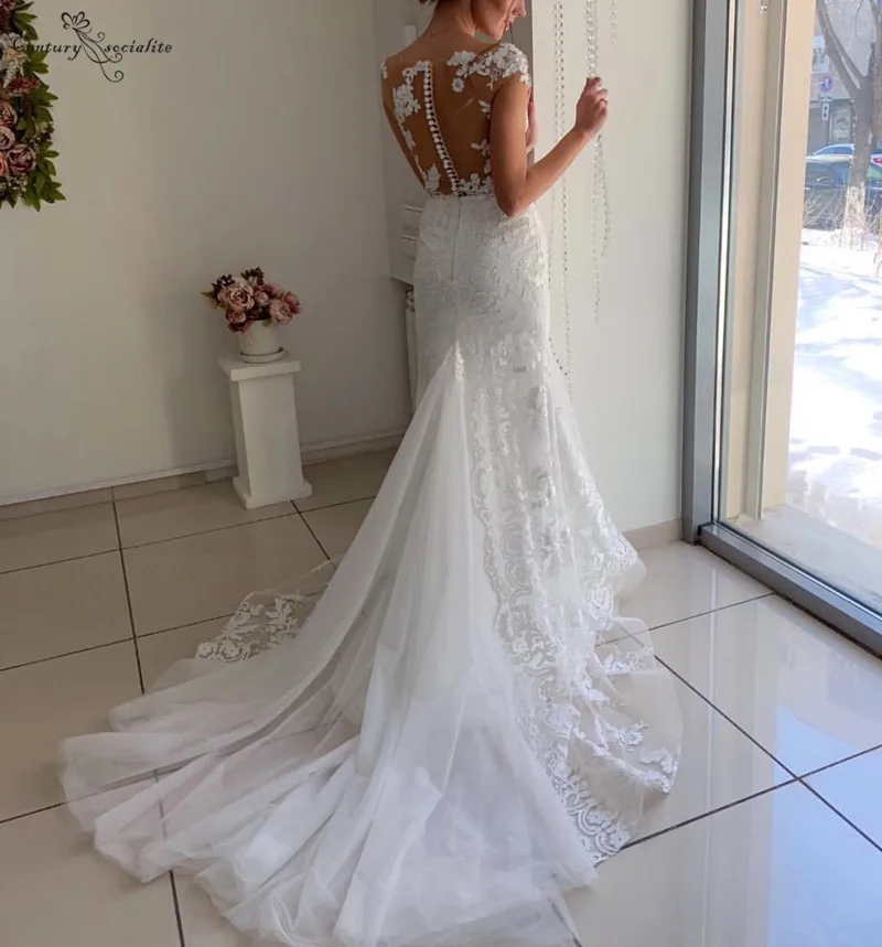 Свадебное платье с юбкой годе кружевной аппликацией и рукавами крылышками