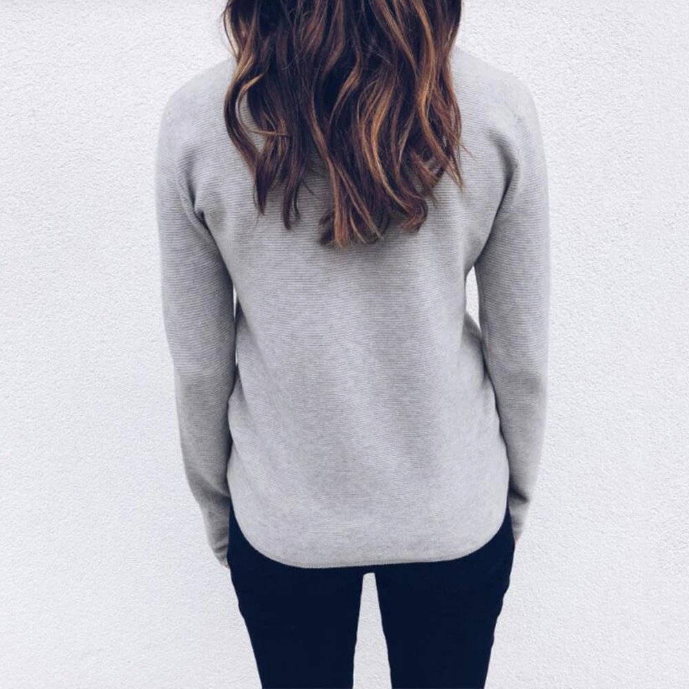 Женский пуловер с кружевными вставками оборками круглым вырезом пряжками на