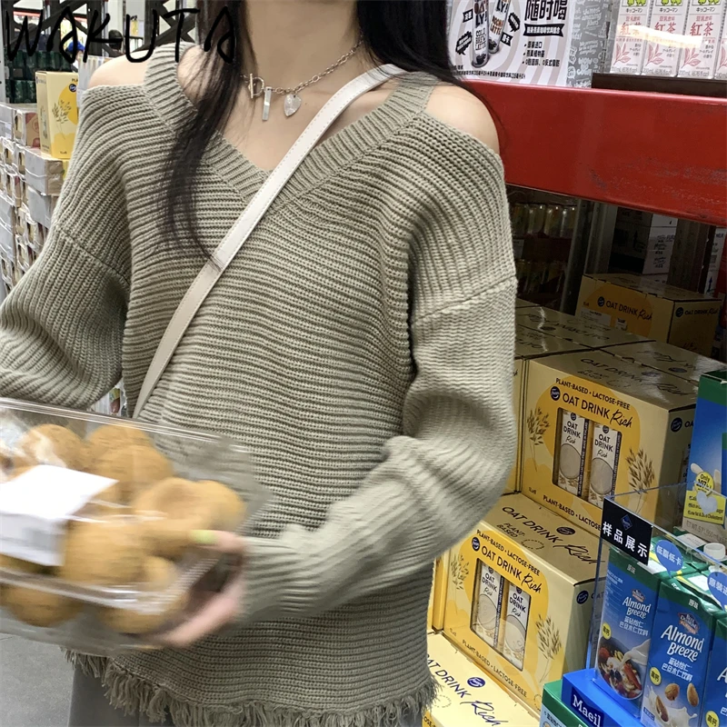 Свитер с открытыми плечами и V-образным вырезом | Женская одежда