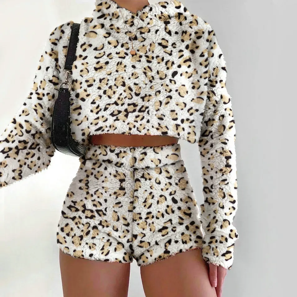 

Женский фланелевый костюм с леопардовым принтом, спортивный костюм из двух предметов, укороченный Топ с длинным рукавом и шорты, теплый ком...