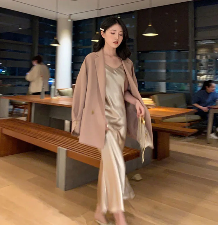 Женское атласное платье GareMay длинное облегающее миди на бретельках с V-образным