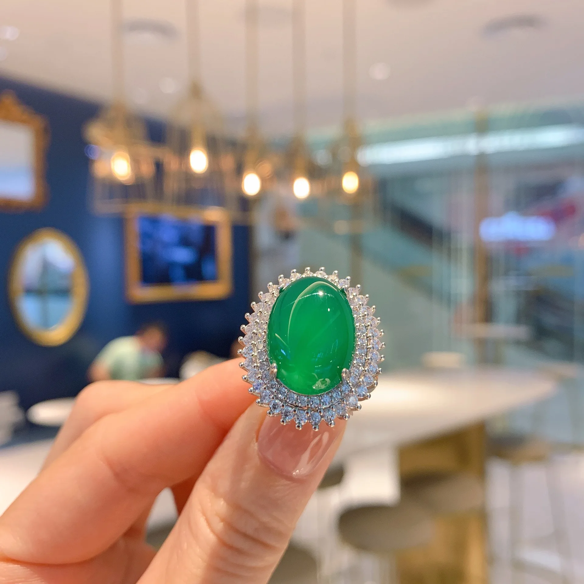 Женское кольцо с изумрудом 13 х18 дюймов |