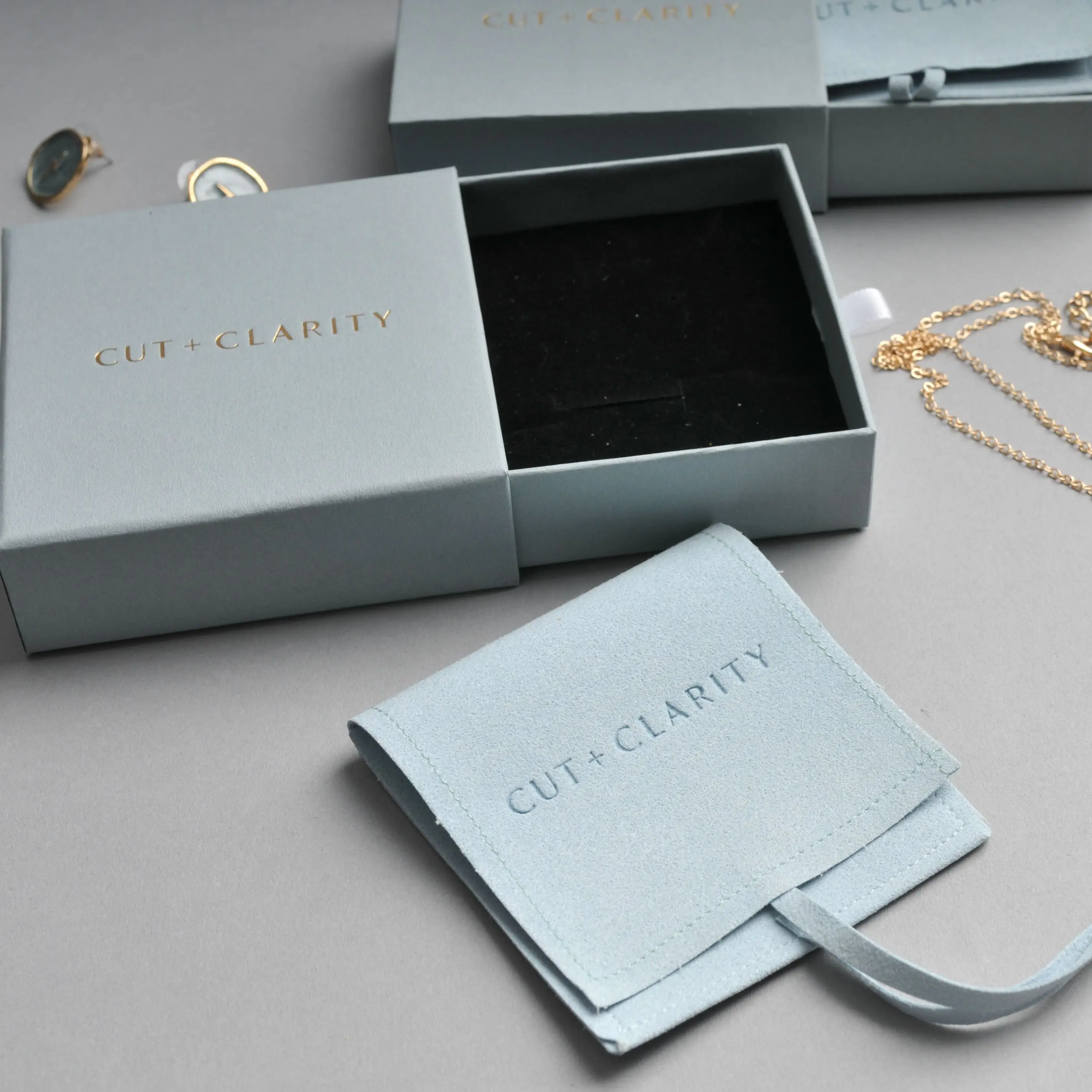 50pcs 9*9*3cm Popular Light Grey Logo Jewelry Boxes Jewellery Packaging Case and 8*8cm Pouch