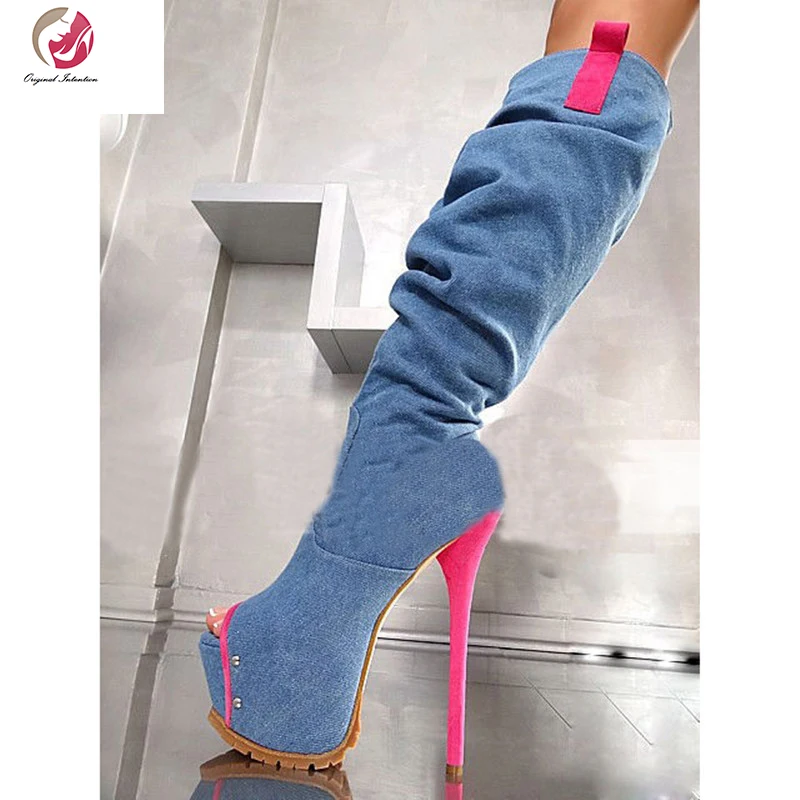 Женские джинсовые сапоги на тонком каблуке вечерние открытым носком разные