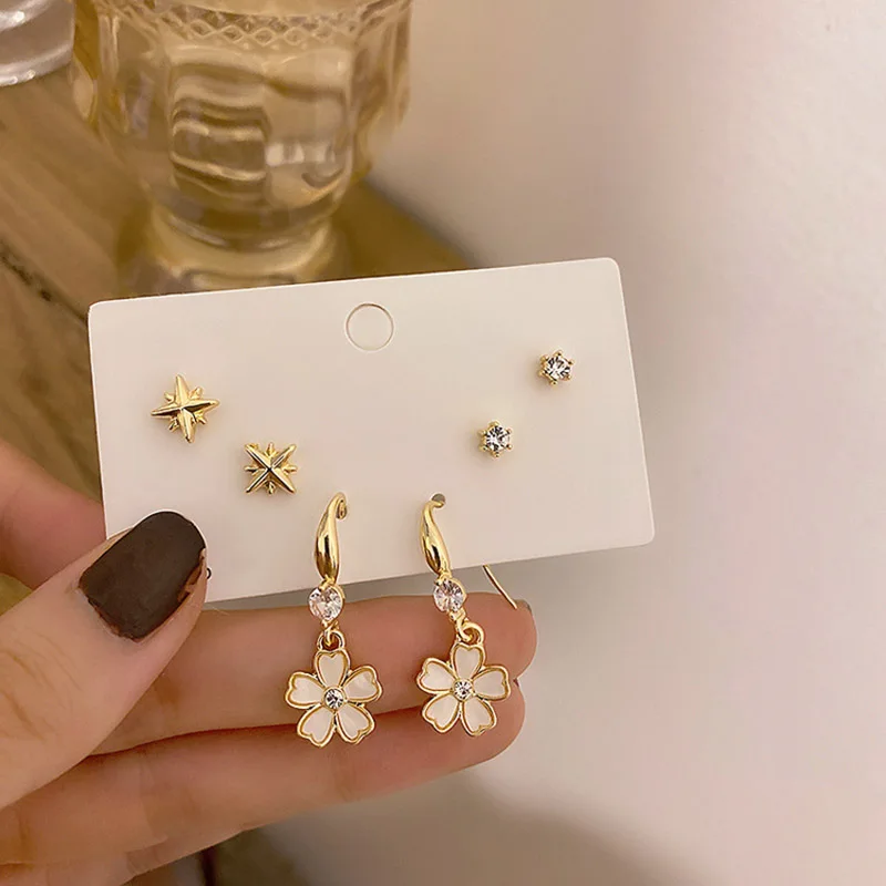 

Romantic Sweet Small Hollow Plant Flower Metal Gold Simple Hoop Earrings for Women Party Jewelry Gift Autumn Winter