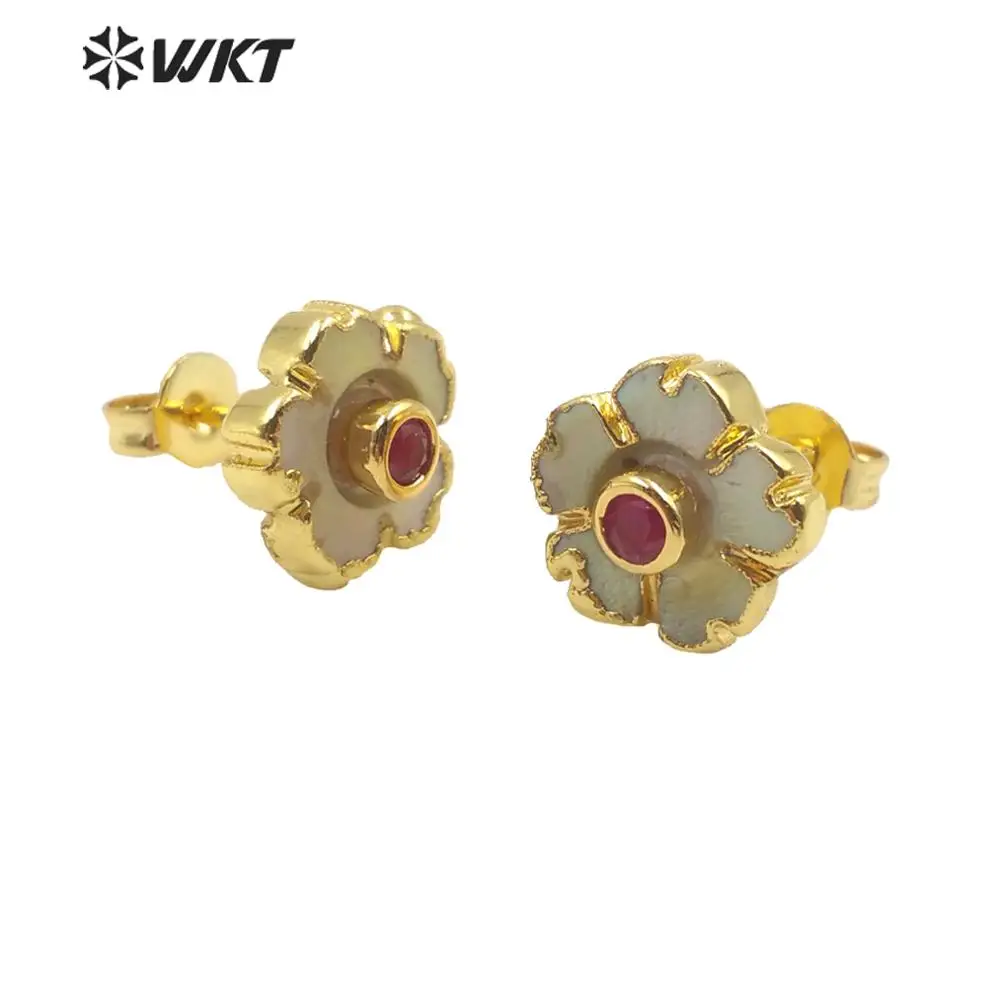 

WT-MPE026 Amazing gold electroplated flower studs women fashion natural shell charm studs with cz gold fashion tiny studs