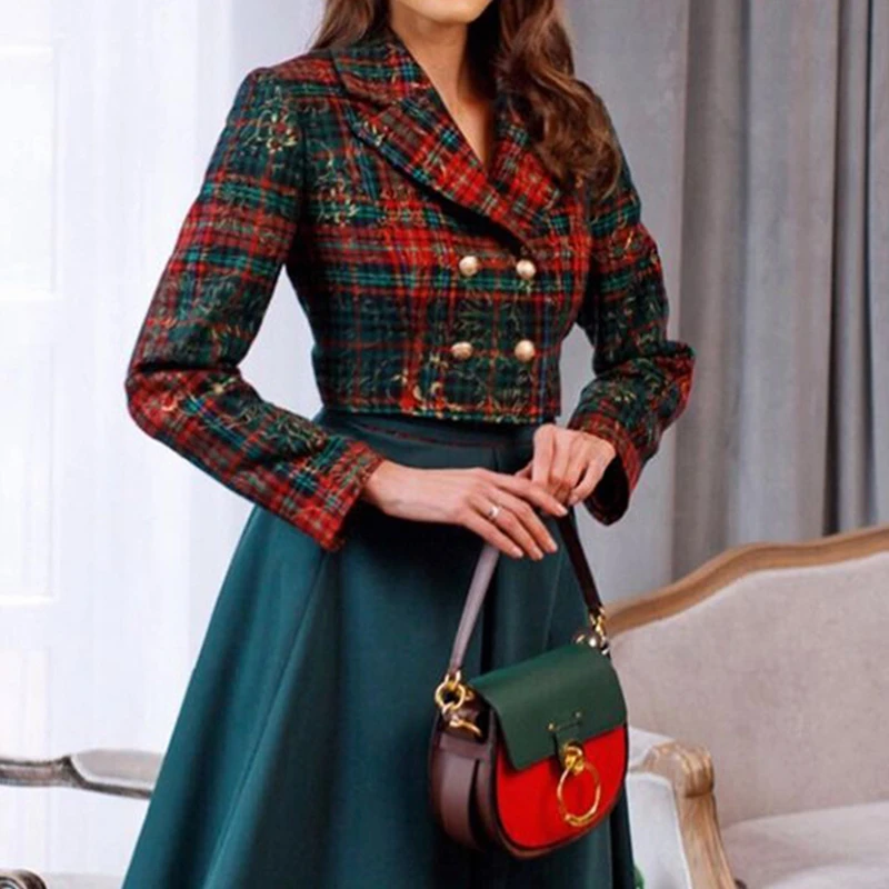 

Женская шерстяная куртка с длинным рукавом и шортами