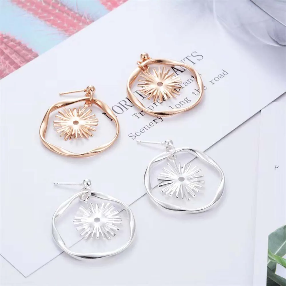 Женские серьги подвески солнце золотистые с геометрическим узором в виде солнца