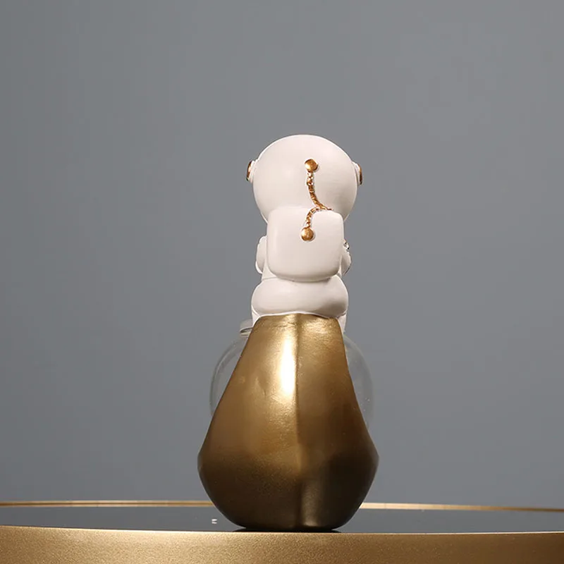 

Nordic Contract Cute Astronaut Sculpture Figurine Creative Resin Modern Art Figurine Ornament Home Decoration Accessories