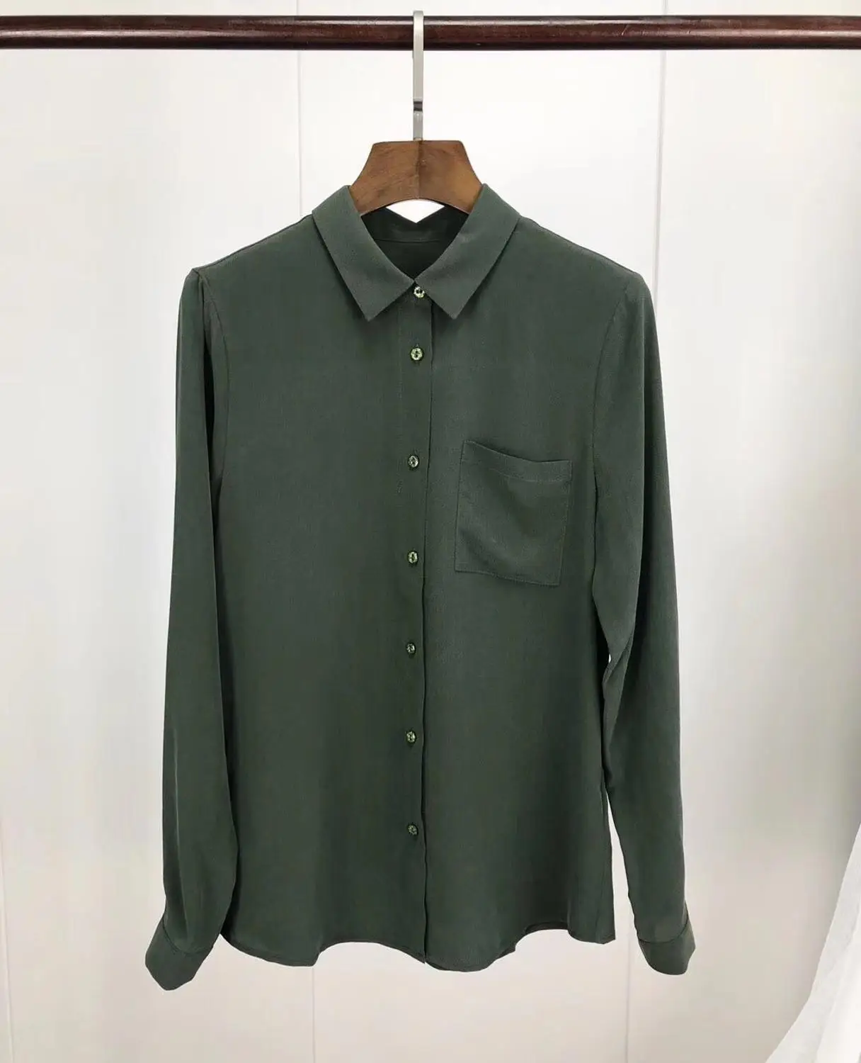 Блузка женская из натурального шелка с одним карманом и блестками | Женская