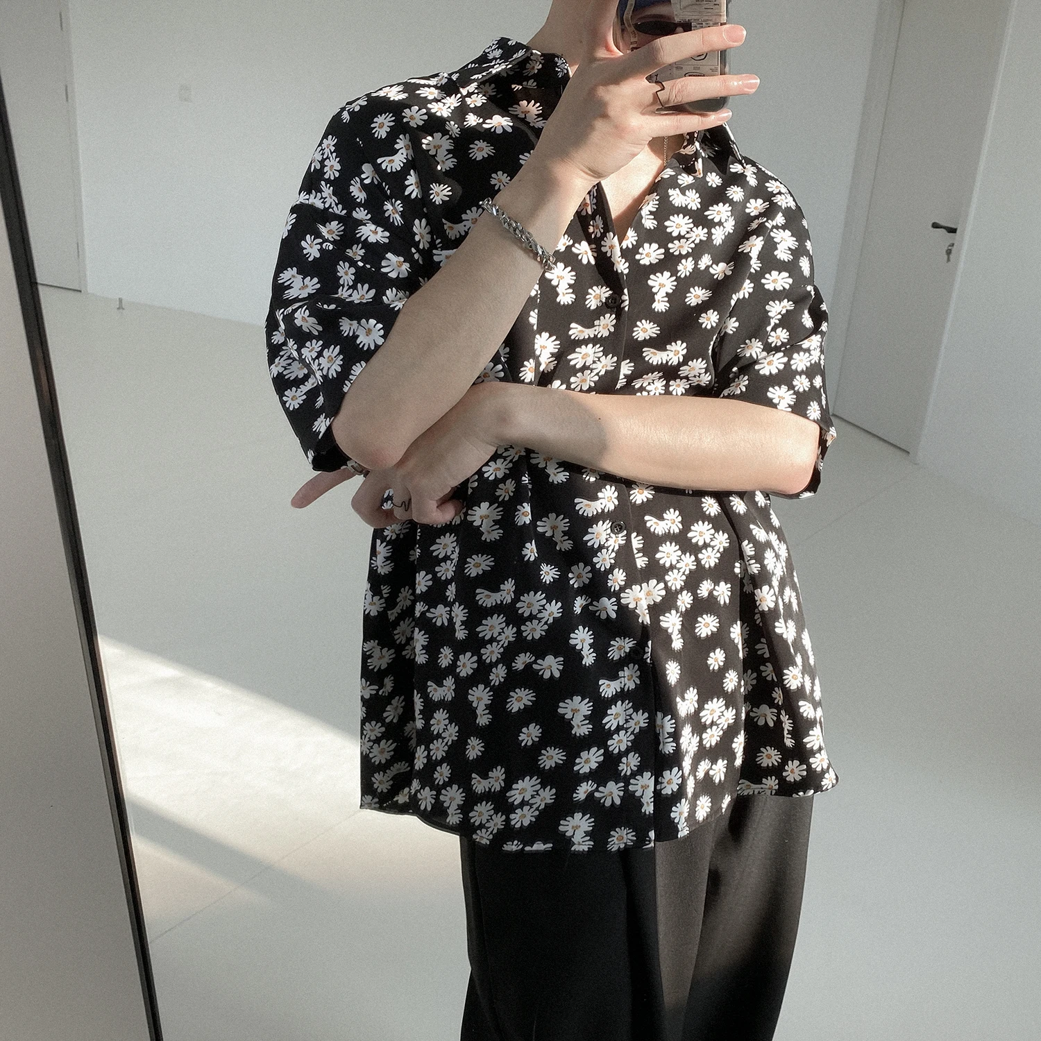 

Summer small daisy shirt male five-point sleeve loose lazy wind ins wild floral short-sleeved shirt trend