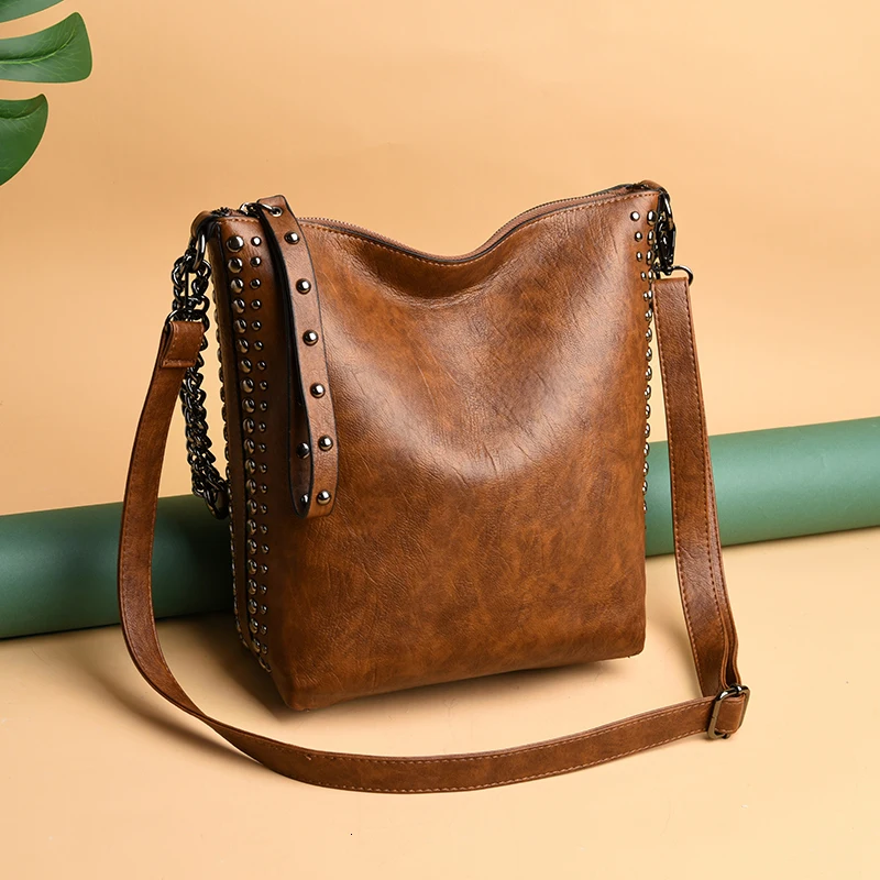 Женская сумка на цепочке с заклепками роскошная женские сумки из мягкой кожи