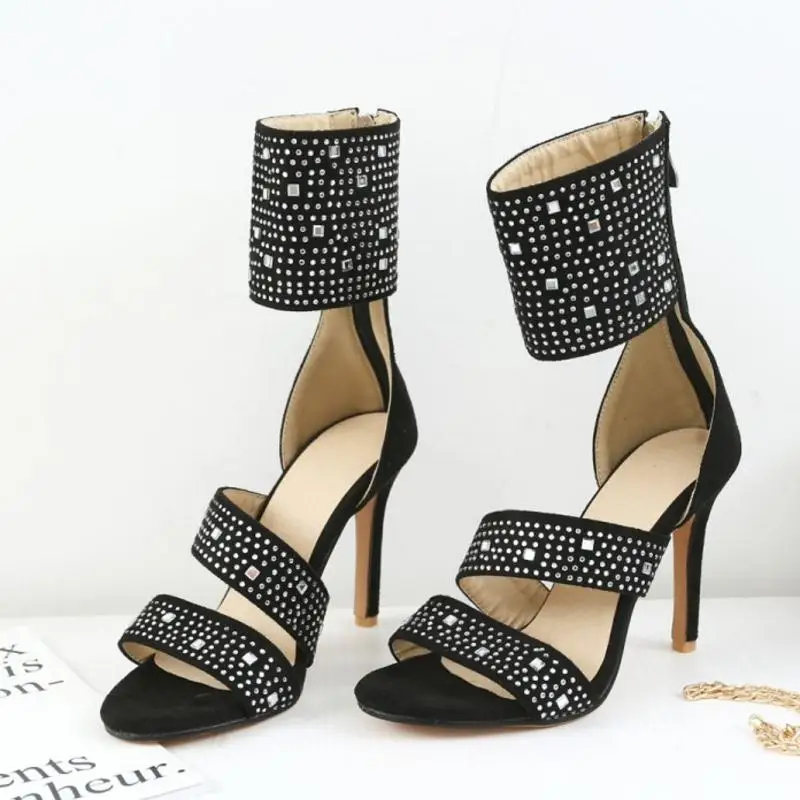 Подходящие женские блестящие летние сандалии с заклепками для вечеринок