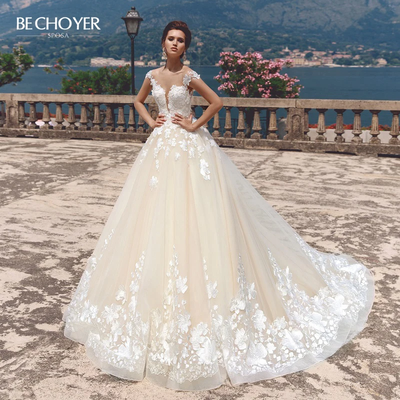 Очаровательное свадебное платье трапециевидной формы с объемными цветами