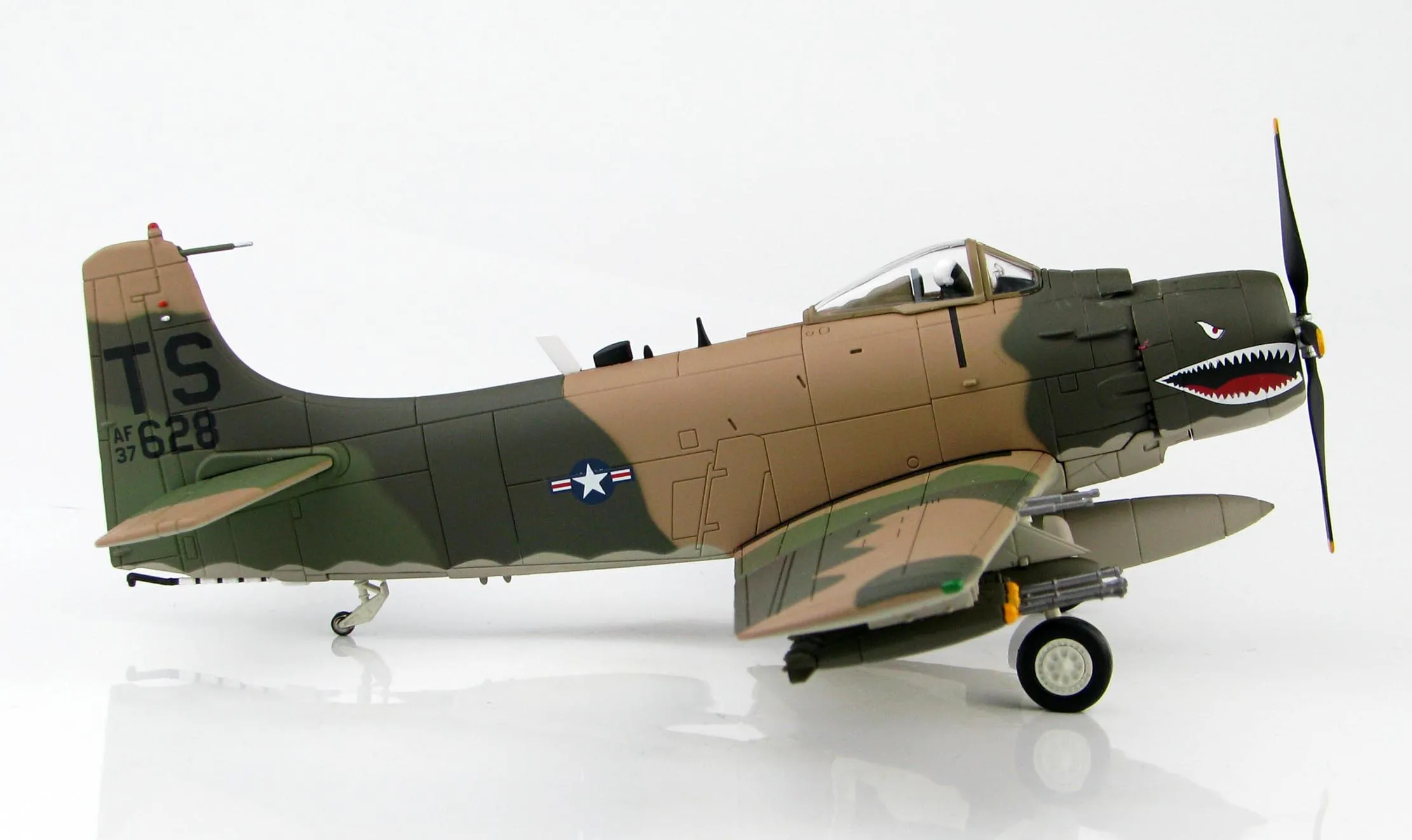 

Новый 1/72 сплава под высоким давлением модель самолета ВВС США A-1H A1 Sky Raider штурмовик, война во Вьетнаме, игрушка в подарок стоит собирать