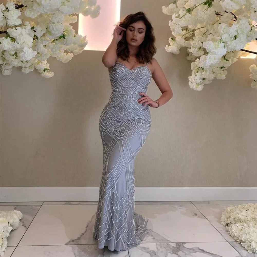 Длинные вечерние платья на серебряных бретельках с кристаллами и бусинами