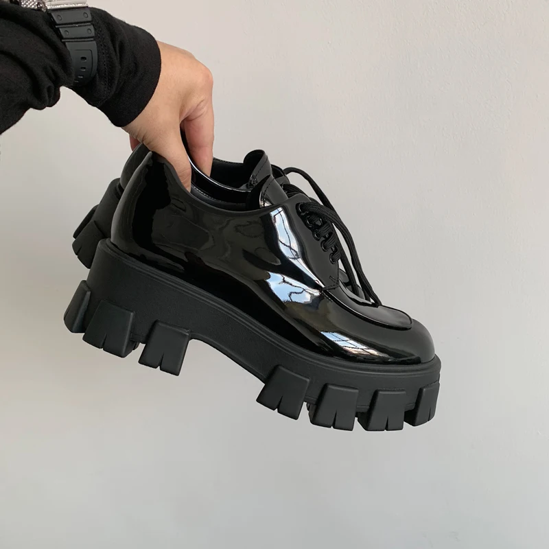 Популярная женская обувь из лакированной кожи на плоской подошве Новинка 2019 года