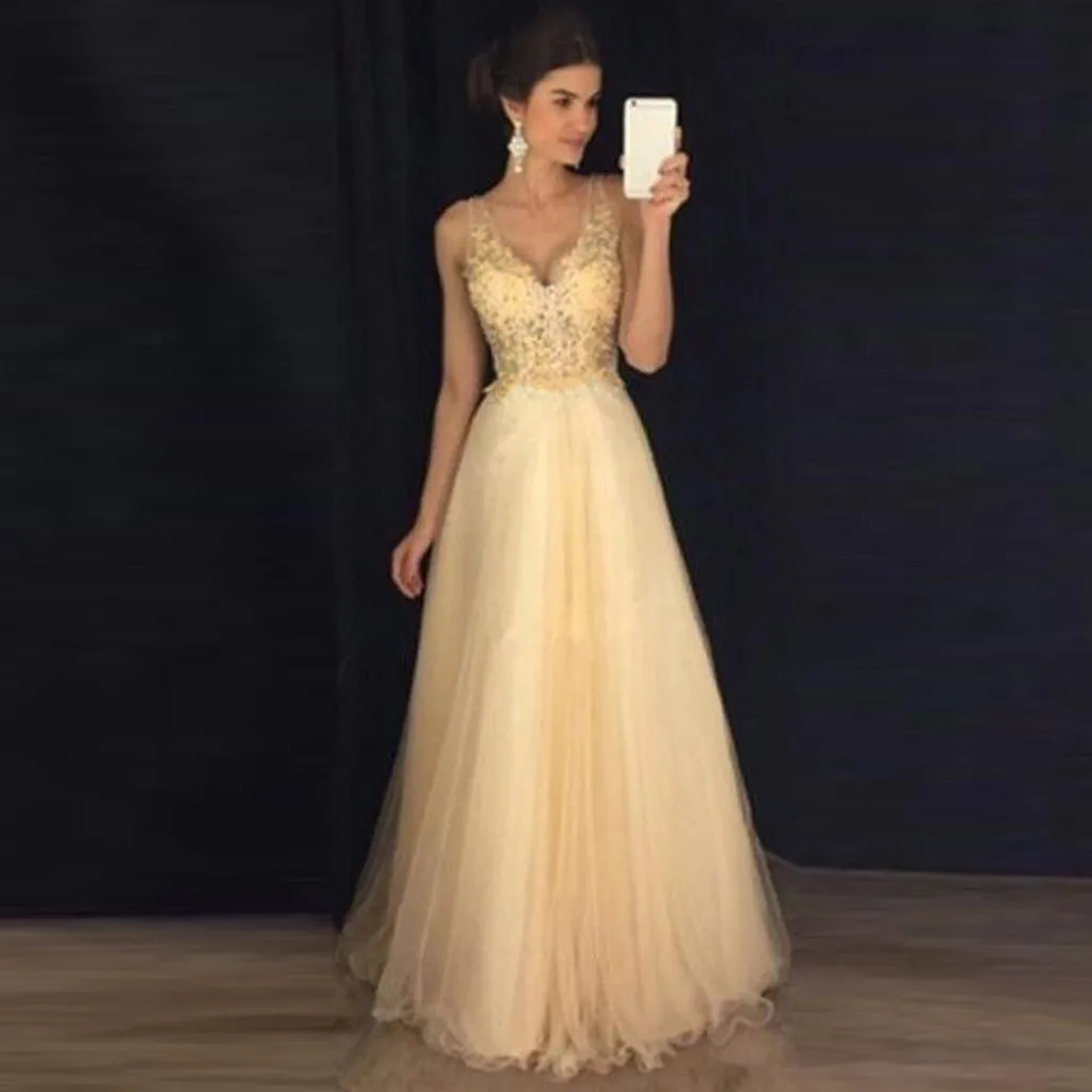 Женское длинное платье с блестками золотистое без рукавов V-образным вырезом для