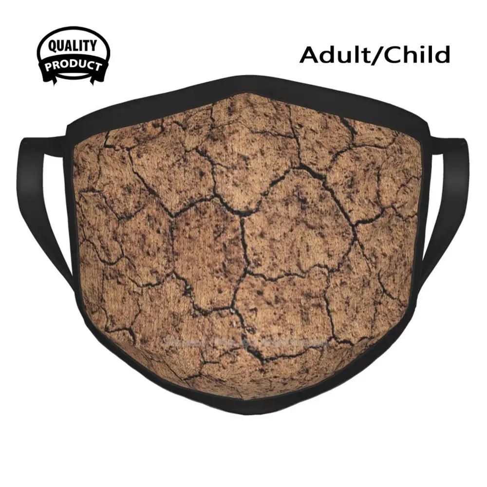 Фон с текстурой сухой треснувшей земли почвы. Летние дышащие хлопковые маски для