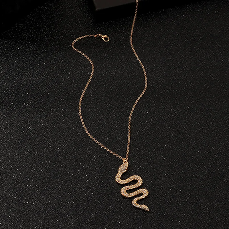

European and American popular snake necklace jewelry creative popular snake necklace metal pendant ladies gifts