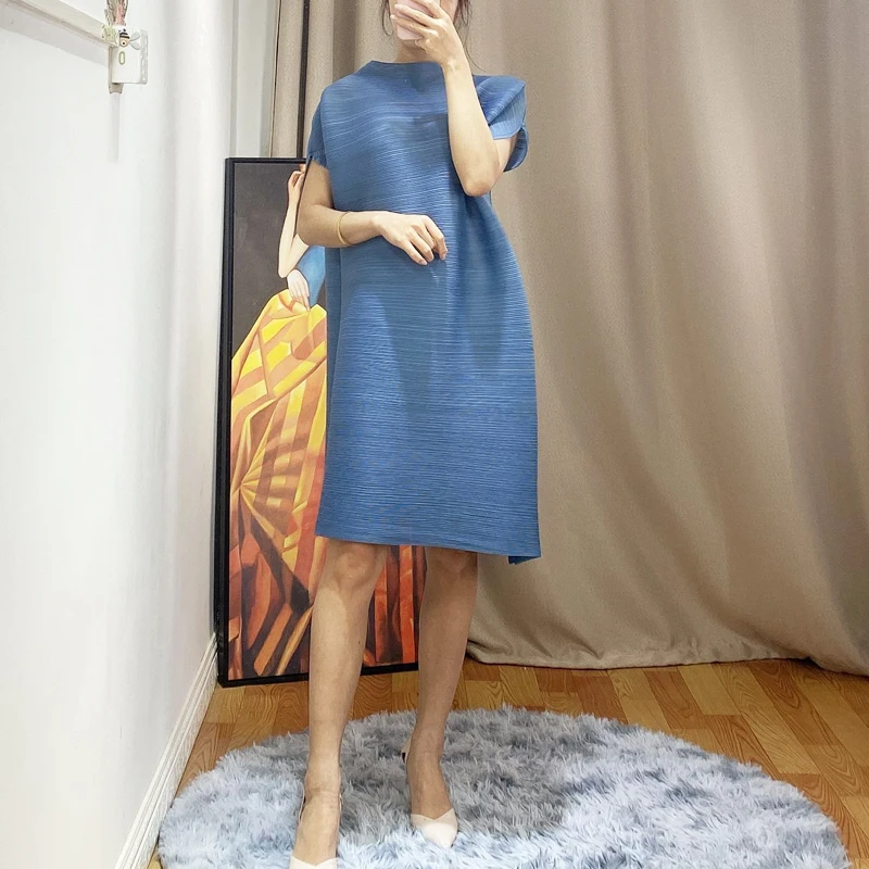 Женское плиссированное платье Changpleat однотонное Свободное с коротким рукавом и