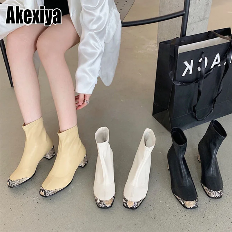 

Женские ботильоны со змеиным принтом, разноцветные модные ботинки-носки с круглым носком, женские ботинки на среднем каблуке, BC1875