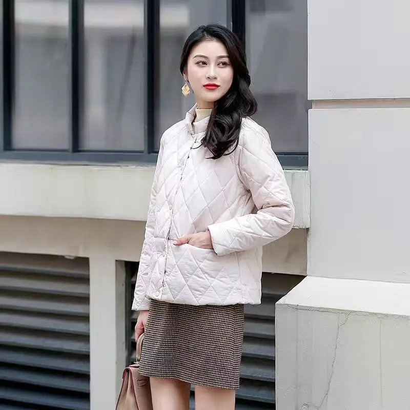 Женская короткая куртка-пуховик черная или белая приталенная теплая из хлопка