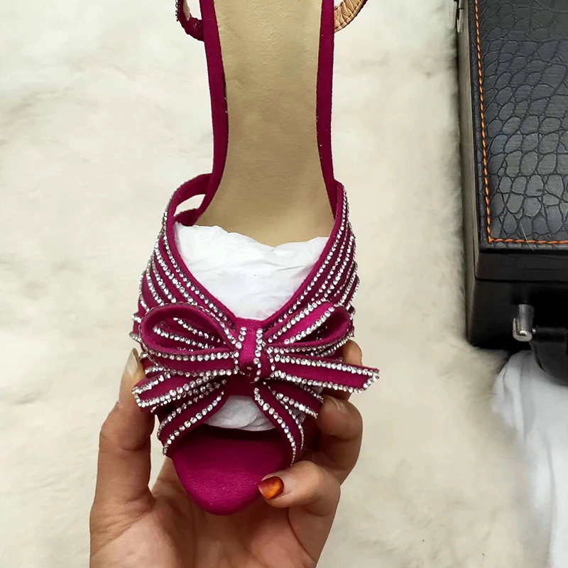 Женские босоножки на высоком каблуке из замшевого материала с блестящими