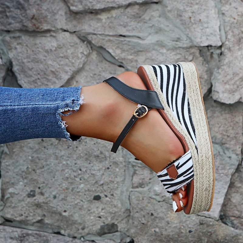 Женские босоножки на платформе Босоножки с открытым носком высокой танкетке