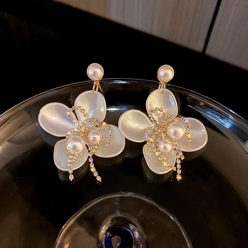 

Origin Summer Cute White Colour Arcylic Flowers Dangle Earring for Women Girs Simulated Pearls Rhinestone Earrings Fairy Jewelry