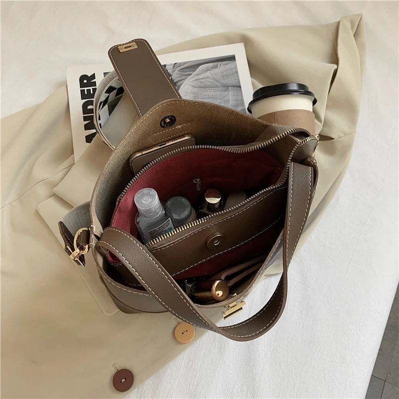 

New 2021 Retro Wide Strap Bucket Crossbody Bags For Women Simple Large Capacity Female Shoulder Bags PU Leather Ladies Handbags