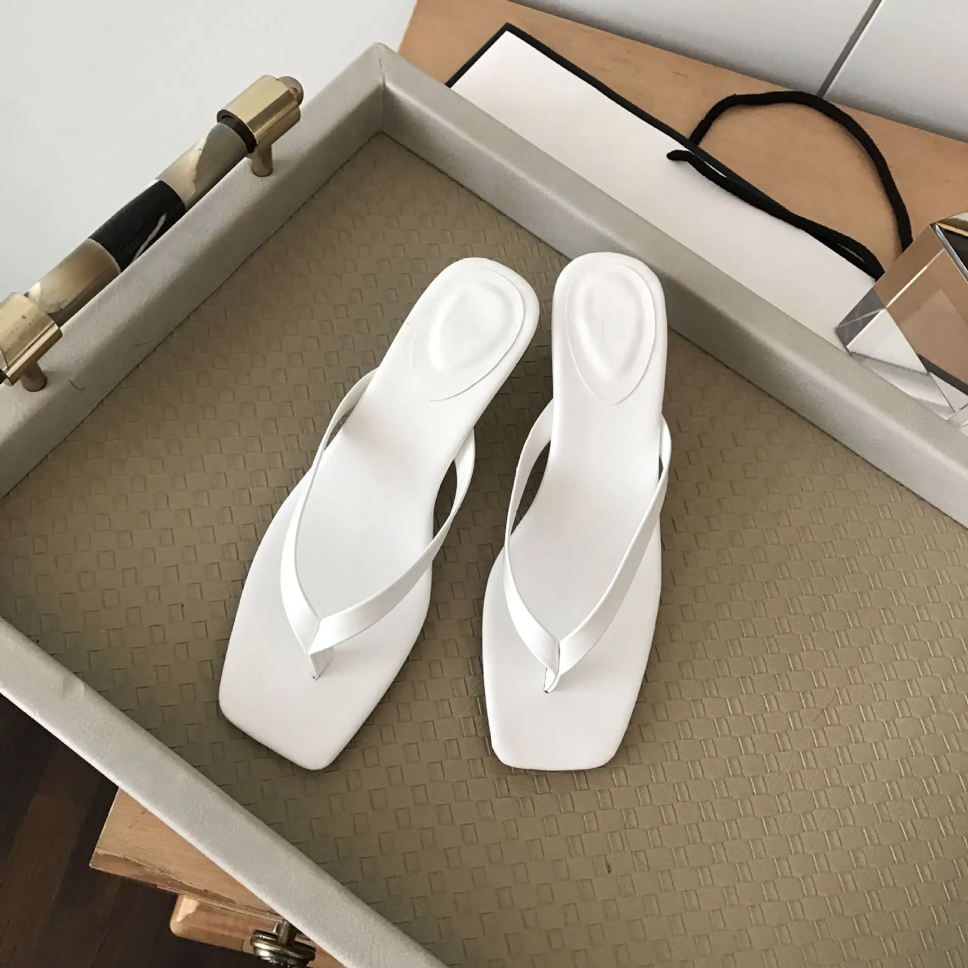 

2021 spring and summer new high heel clip toe sandals square thin heel flip flop