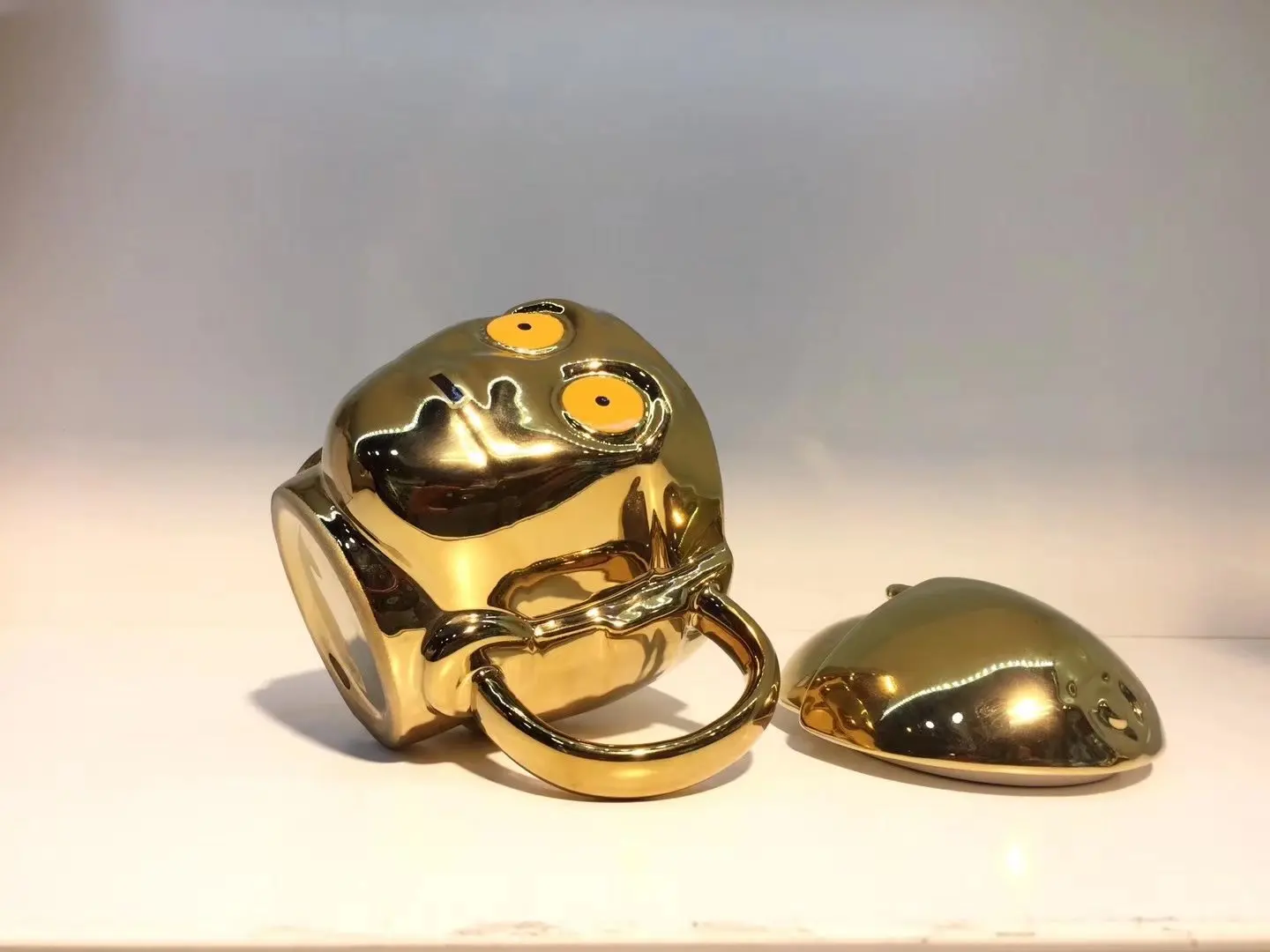 Новый маленький золотой человек керамическая чашка с крышкой