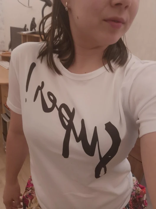 Женская свободная футболка с коротким рукавом круглым вырезом и