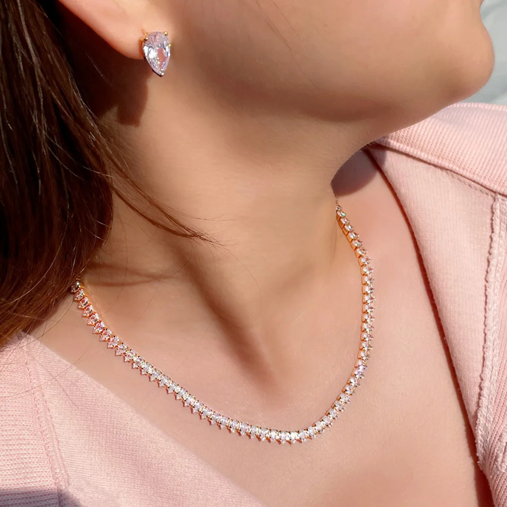 Серьги-гвоздики в виде капли воды из белого и золотого фианита | Украшения