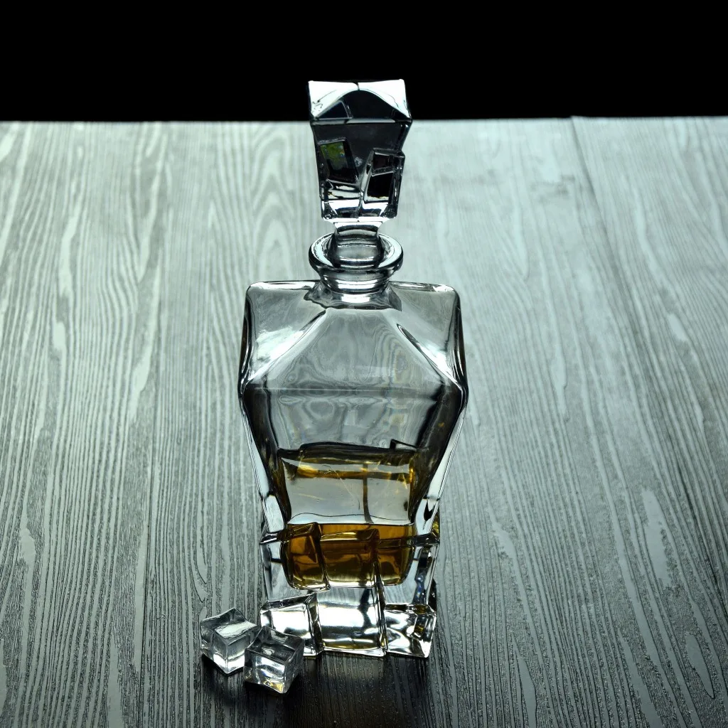 

luxury lead-free whiskey decanter set with 6 Pcs whiskey wine glass for Alcohol Bourbon Scotch 7 Pcs Set 200831-21