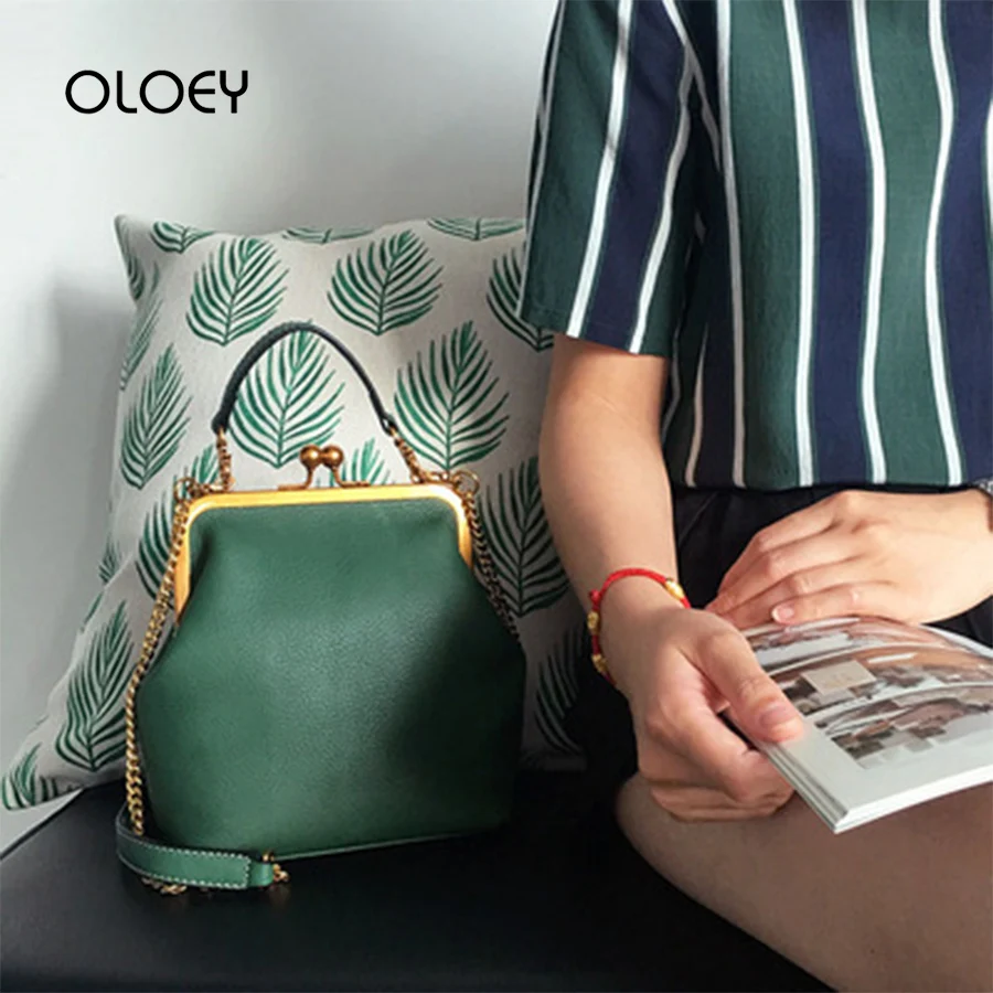 Женская сумка мессенджер на цепочке с золотыми зажимами и ручками в стиле