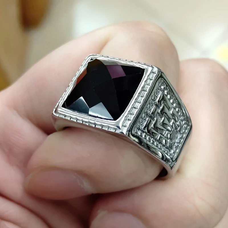 Мужское кольцо с большим камнем золотистое/серебристое в стиле хип-хоп крупным