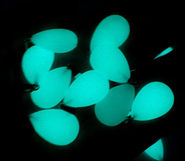 светлячок светится. светодиодная гирлянда уличная метеоритный дождь. светящиеся капли. креативный рабочий стол. разноцветные бутылки.