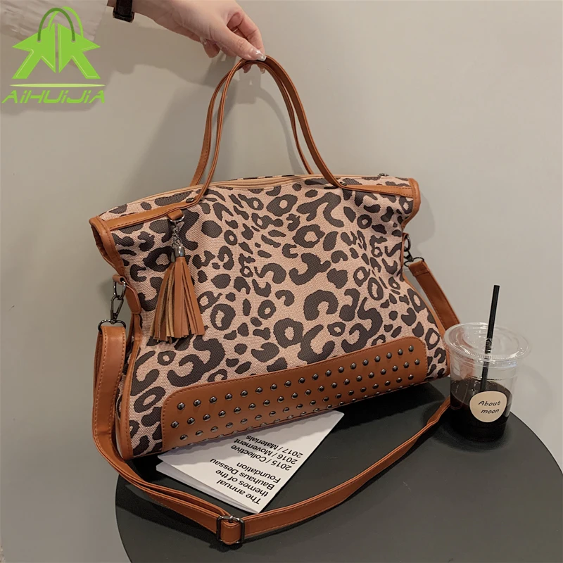 

Брендовые дизайнерские сумки для женщин, новинка 2021, Большая вместительная сумка на плечо с заклепками, модная универсальная большая сумка-...