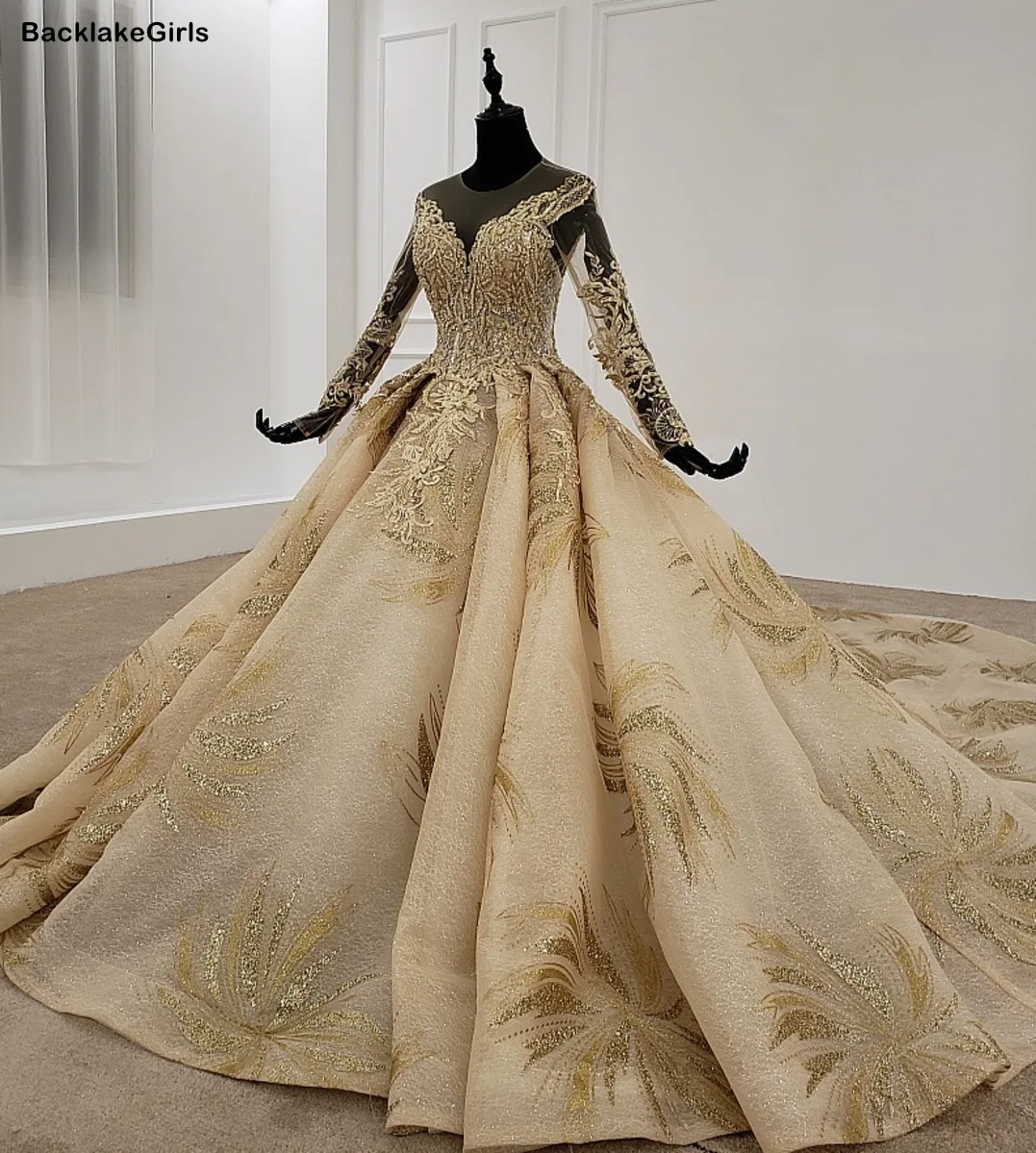 Свадебные платья цвета шампанского золотистого со шлейфом с круглым вырезом