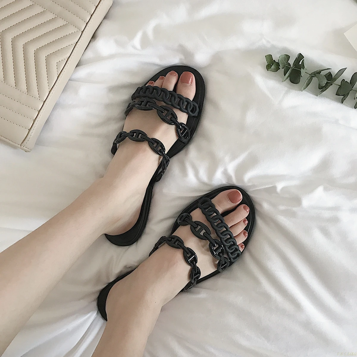 Шлепанцы женские пляжные из ПВХ сланцы без застежки плоская подошва тапочки-желе